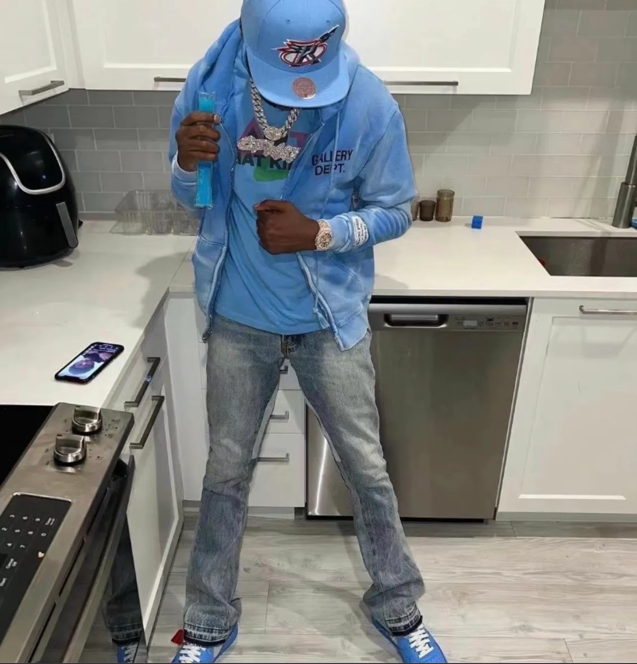 GALLERY DEPT. SUN FADED ENGLISH LOGO ZIP UP/BLUE Sun-washed blue water ripple English zipper hoodie Washed blue S-XL Ready-to-wear dyeing Hand-sewn heavy-weight horsetail fading Super-heavy washing Hand-hanging holes Bones frayed and whitened Mold customization with G LOGO zipper Correct accessories!